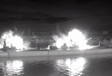 Unikátní video: Noční peklo v&nbsp;Novorossijsku. Ukrajinci zaútočili na&nbsp;fregatu i&nbsp;raketovou loď