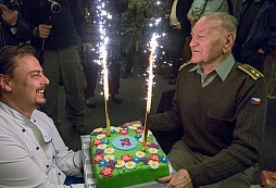 Poslední žijící parašutista, který za války seskočil do Čech, oslavil 92. narozeniny