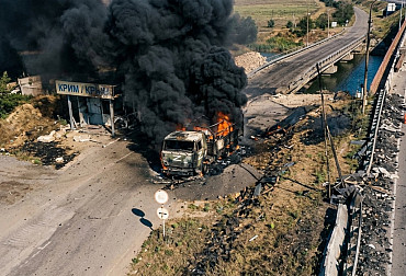 Mosty nestačily, pontony taky ne. Ukrajina dál rozbíjí ruskou logistiku na jihu