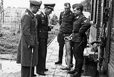Britský hrdina a pilot bez nohou byl zajat Luftwaffe. Britové mu pak shodili z nebe náhradní nohu