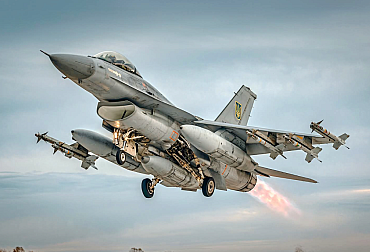 První vzdušný zásah ukrajinské F-16: Ruský letoun skončil v troskách