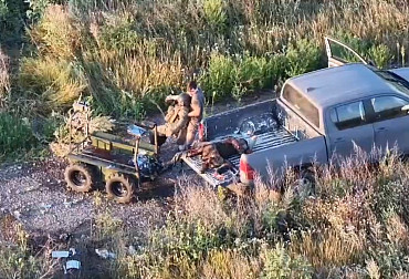 Video: Velitel vyrazil pod palbu osobně. Dva zraněné vojáky zachránil pickupem bez pancéřování