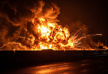 Video: Obří exploze u Kyjeva. Ruský Geran-4 zasáhl muniční sklad, detonace zachytili lidé z dálnice