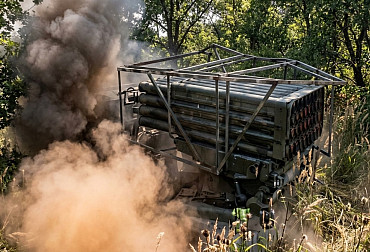 Video: Ruský raketomet se schoval mezi stromy. Drony ho stejně vypátraly