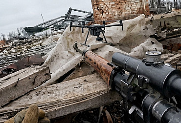 Video: Puška Dragunov proti dronu. Nečekaná role staré zbraně v moderní válce