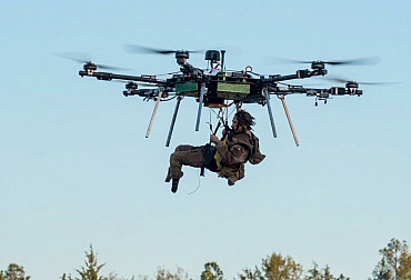 Video: Dron místo nosítek. Ukrajinci poprvé evakuovali raněného vojáka pomocí hexakoptéry