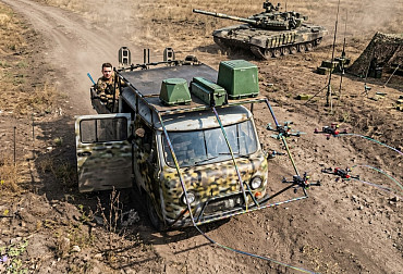 Video: Ukrajinské FPV drony na&nbsp;optickém vlákně zasáhly ruskou pěchotu, techniku i&nbsp;tank