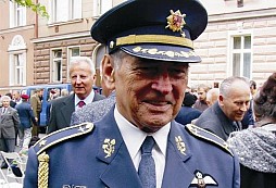 Zemřel slavný stíhač - válečný pilot Miroslav Štandera