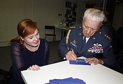 Stíhací pilot RAF plk. Emil Boček se setkal s členy Military Community Meeting