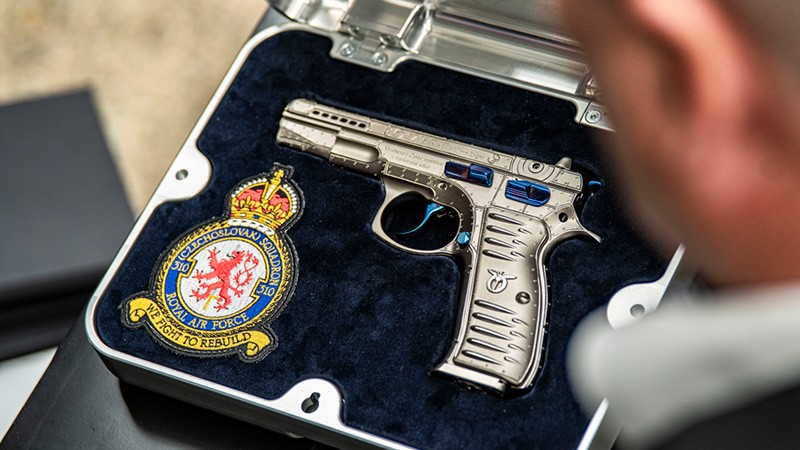 Limitovaná edice CZ 75 RAF vzdává hold československým letcům v Royal Air Force