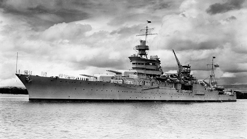 Peklo na vlnách: Zapomenutá tragédie USS Indianapolis a největší útok žraloků v dějinách