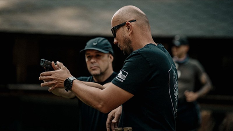 Petr Mrňa: Obranná střelba, sebeobrana a bezpečnost z pohledu bývalého operativce BIS
