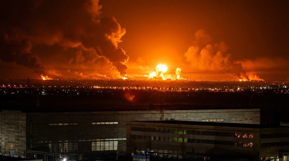 Devátý zásah, stejný cíl: Co se děje s rafinerií Lukoilu ve Volgogradu