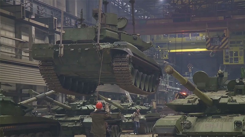 Rusko sahá po starším T-72A: Nové záběry z Uralvagonzavodu naznačují, že zásoby T-72B řídnou