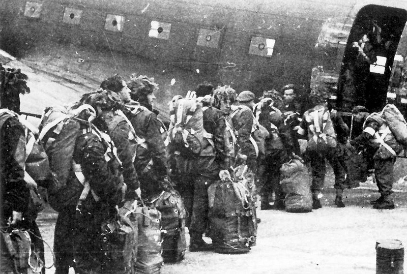 Polští parašutisté nastupují do transportních strojů Douglas C-47 Skytrain. První část polské brigády byla vysazena v prostoru Driel až 21. 9. 1944. Foto sbírka VHÚ.