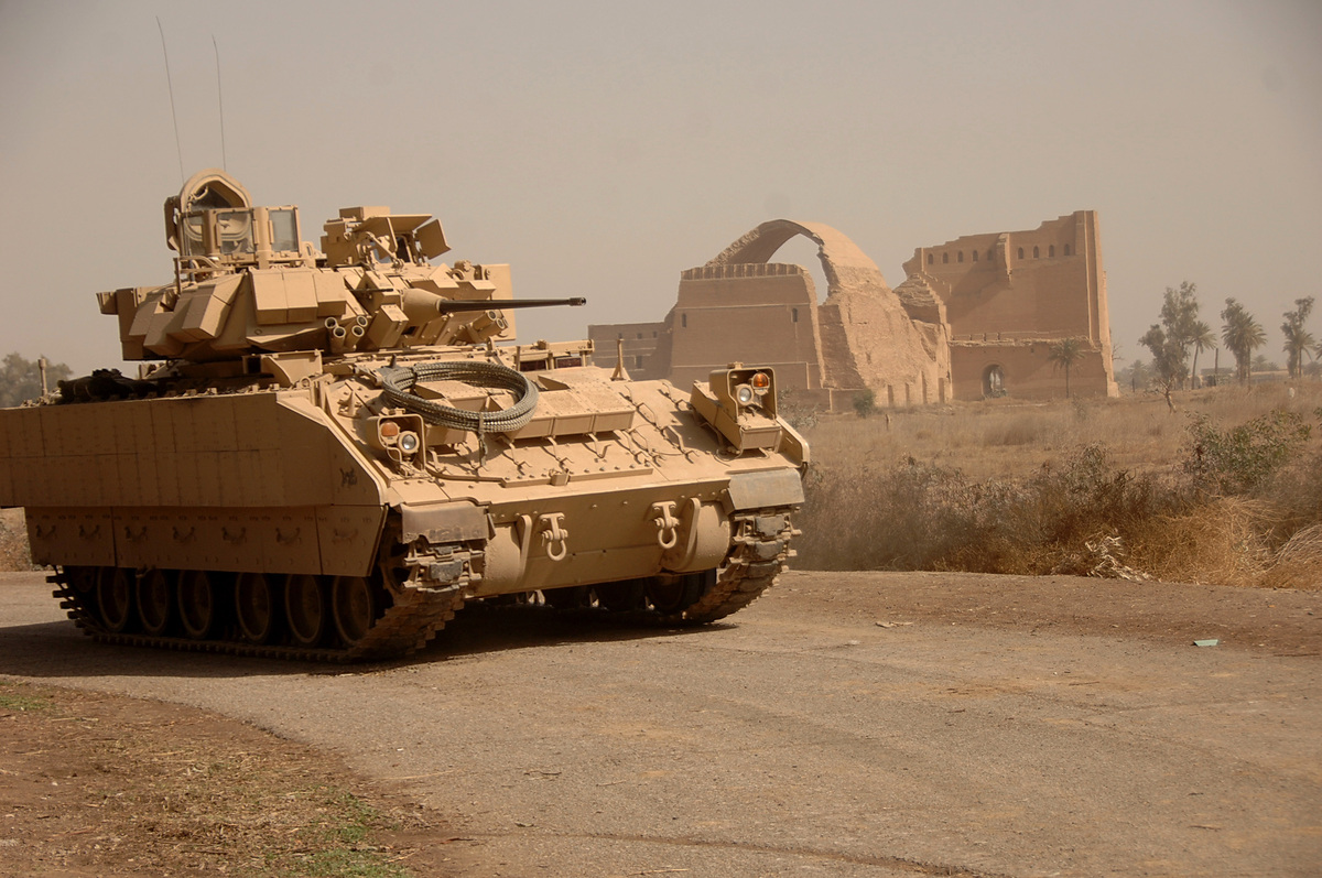 Bradley_Fighting_Vehicle_provides_security_for_clearing_operation_in_Iraq