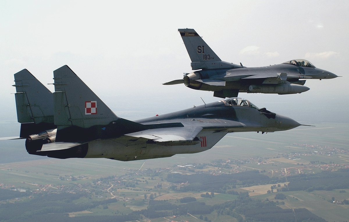 U.S._F-16C_Fighting_Falcon_and_Polish_Mikoyan-Gurevich_MiG-29A_over_Krzesiny_air_base,_Poland_-_20050615