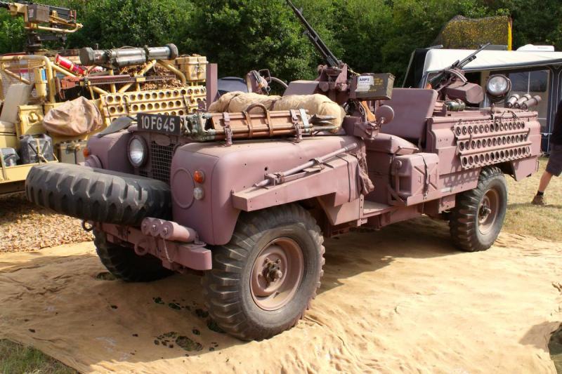 Land Rover S2A DPV "Pink Panther" růžové auto borců z