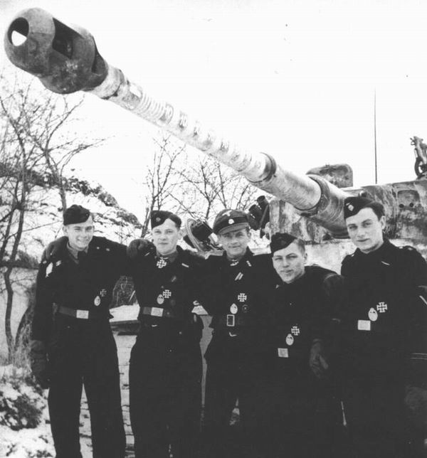 88 zářezů na hlavni 88ti milimetrového kanonu, zleva Werner Irrgang (radista), Balthasar Woll (střelec), Michael Wittmann (velitel), Josef Rössner (nabíječ) a Eugen Schmidt (řidič)