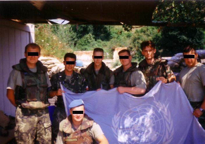 10. Vojáci Tanga 31 s vlajkou UN, krátce po opuštění pozorovatelny na vrcholu Zorišnjaku. Autor ve stoje druhý zprava