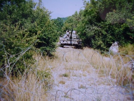11. Znehybněný chorvatský tank po nájezdu na minu před Tangem 32 (foto J.Skalka)