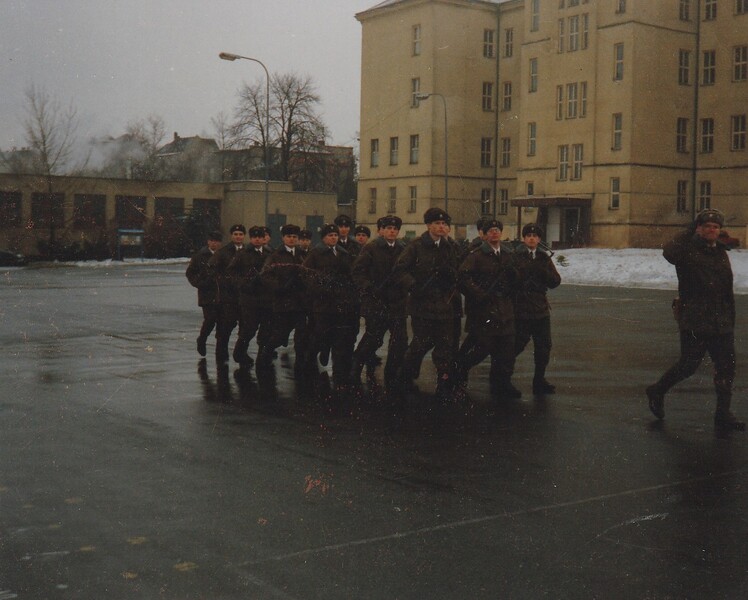Přísaha prvních vojáků nové republiky. Konec ledna 1993, 1. četa SPS (REB) (PŠ) Jirka Schams uprostřed. CZFORCES