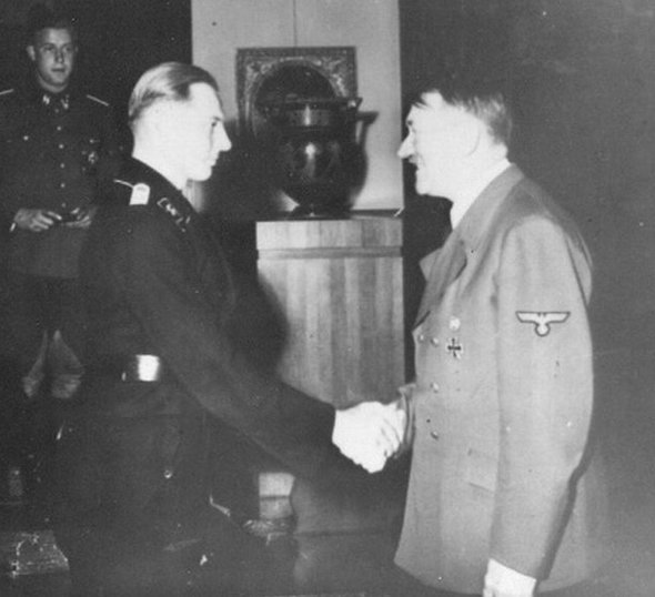 Wittmann přijímá od Adolfa Hitlera dubové ratolesti ke svému rytířskému kříži