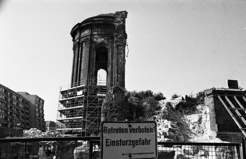 Bundesarchiv_B_145_Bild-F088675-0031,_Dresden,_Ruine_der_Frauenkirche