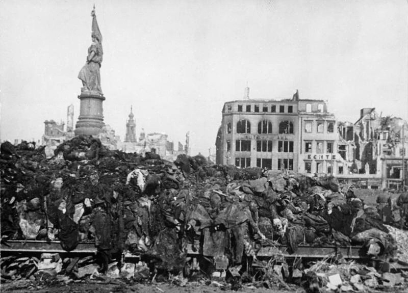 Bundesarchiv_Bild_183-08778-0001,_Dresden,_Tote_nach_Bombenangriff