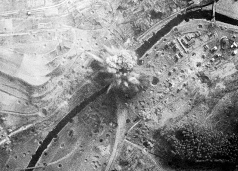 Grand_Slam_bomb_exploding_near_Arnsberg_viaduct_1945
