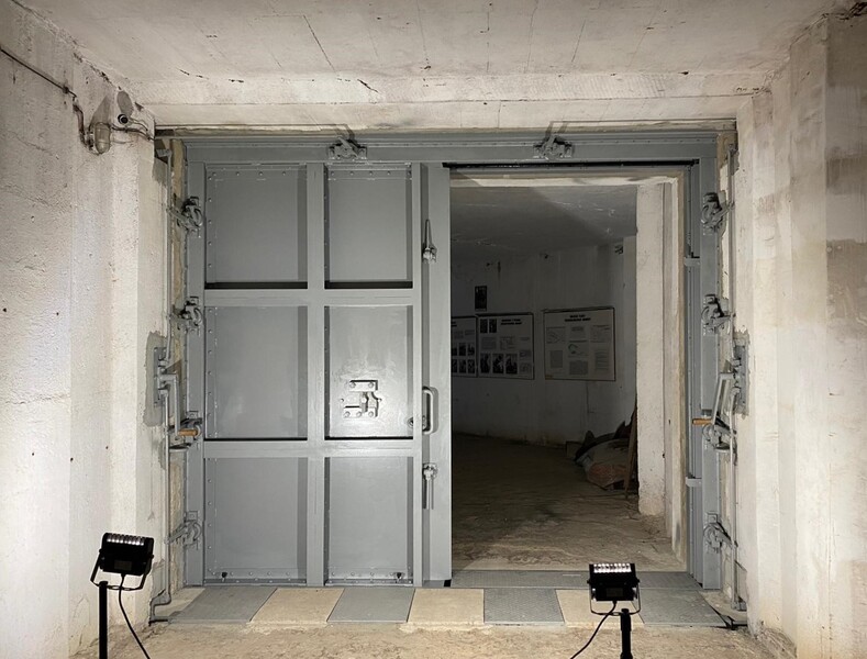 19 - Tvrz Bouda - zcela kompletní vrata s levou vrátní otevřenou - pohled z překladiště