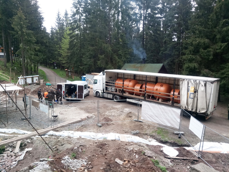 28-05-2021_-_1_Novodoby_B-vlak_dorazil_na_staveniste_vchodoveho_srubu_tvrze_Bouda