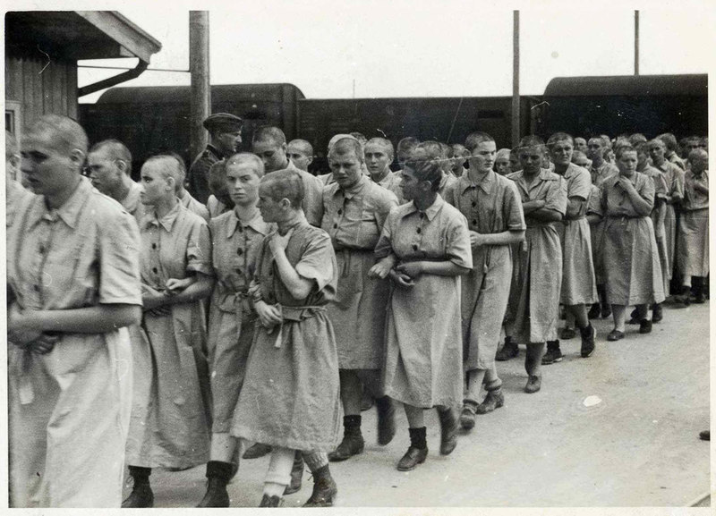 Female_prisoners_at_Birkenau