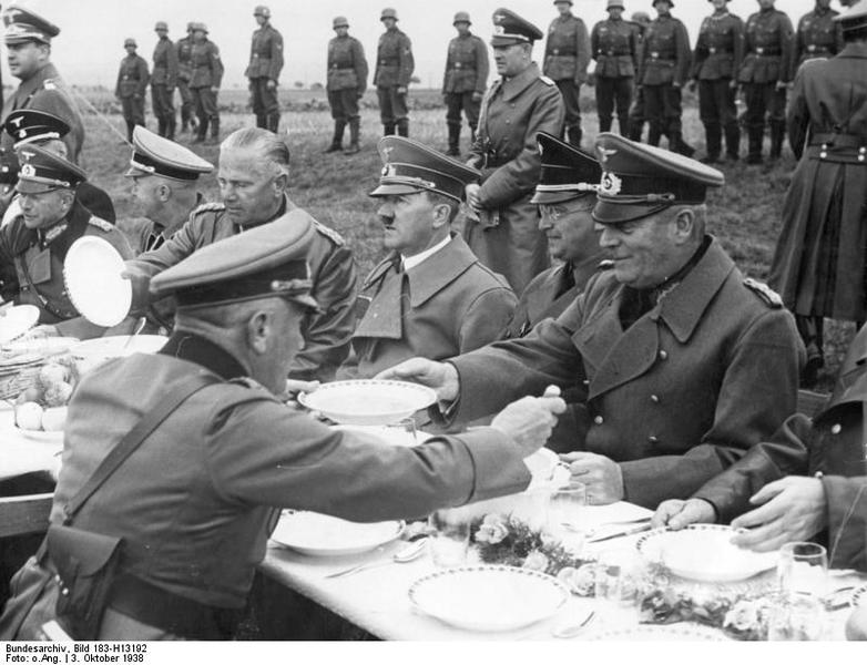 Bundesarchiv_Bild_183-H13192,_Adolf_Hitler_im_Sudetenland