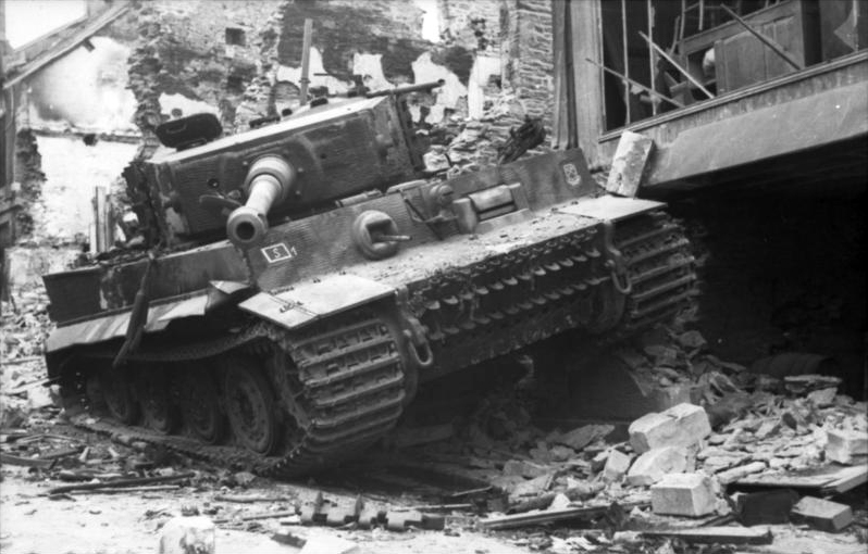 Bundesarchiv_Bild_101I-494-3376-14A,_Villers-Bocage,_zerstörter_Panzer_VI_(Tiger_I)