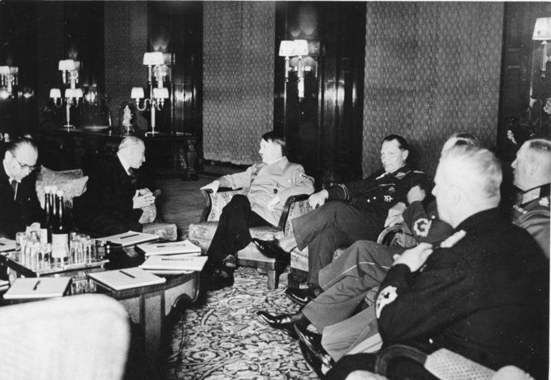Bundesarchiv_B_145_Bild-F051623-0206,_Berlin,_Besuch_Emil_Hacha,_Gespräch_mit_Hitler