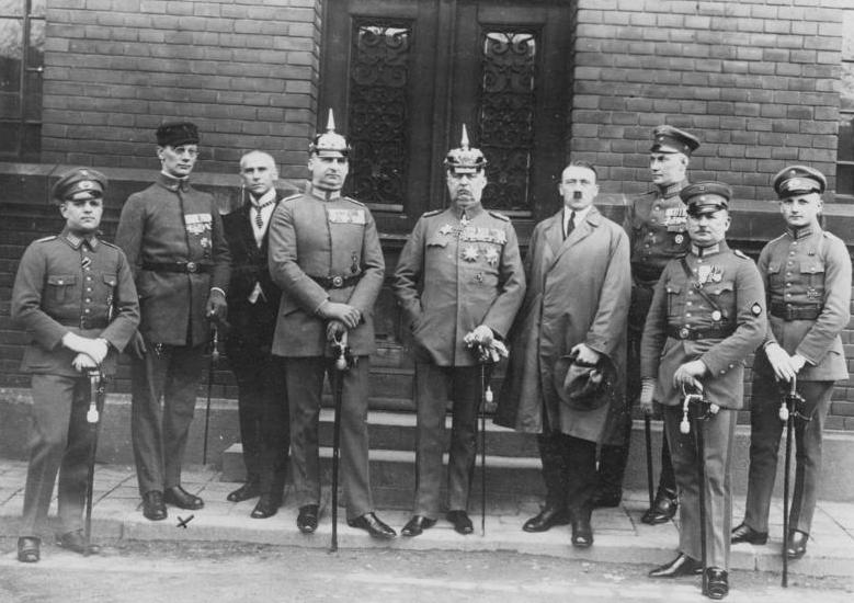 Bundesarchiv_Bild_102-00344,_München,_nach_Hitler-Ludendorff_Prozess