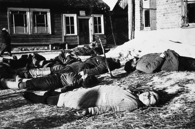 Bundesarchiv_Bild_146-1970-043-52,_Russland,_bei_Minsk,_tote_Zivilisten