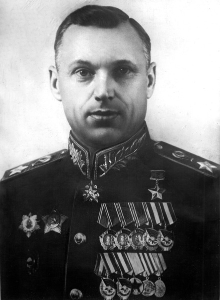 Konstanty_Rokossowski,_1945