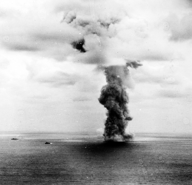 Explosion_of_the_Japanese_battleship_Yamato,_7_April_1945_(NH_62584)