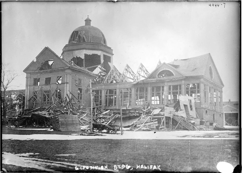 Zničená budova v Halifaxu