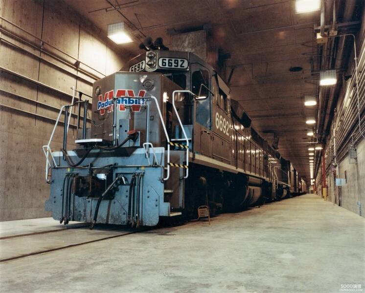 Dieselová lokomotiva v depu na základně Norton AFB, California. Následné zkoušky v roce 1988 potvrdí proveditelnost konceptu.