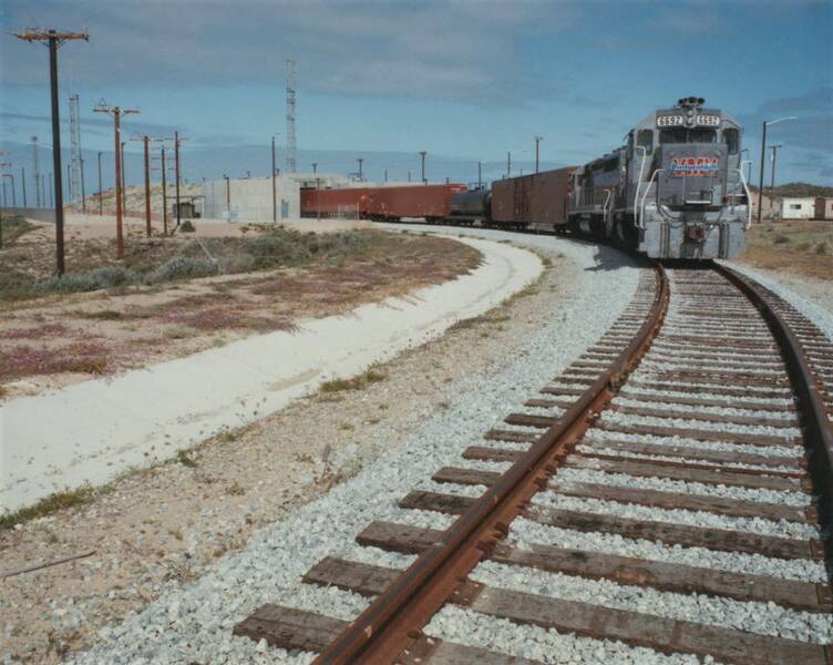 Vlaková souprava opouští zodolněné depo na základně Norton AFB, California. Následné zkoušky v roce 1988 potvrdí proveditelnost konceptu.