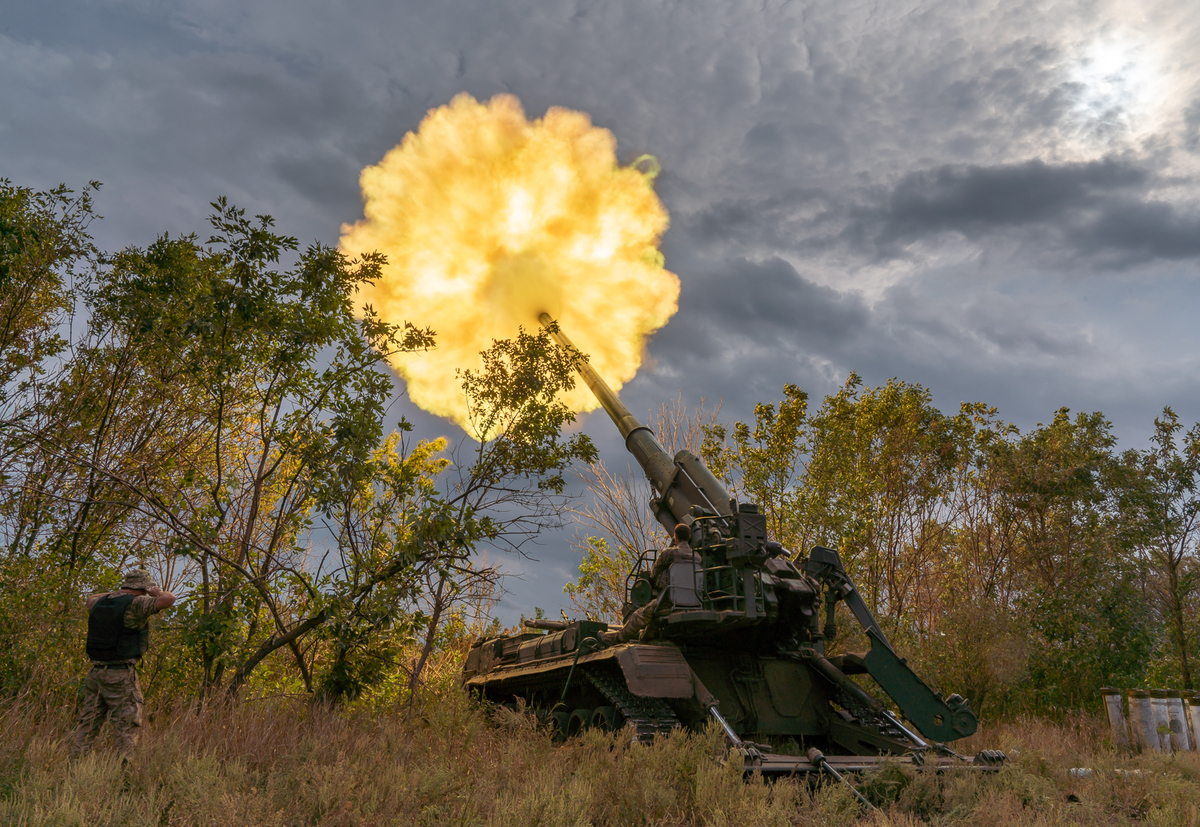 UA_43rd_brigade_firing_2S7_Pion_02