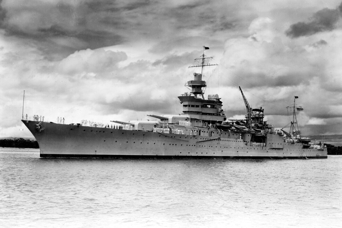 USS_Indianapolis_(CA-35)_at_Pearl_Harbor,_circa_in_1937_(NH_53230)