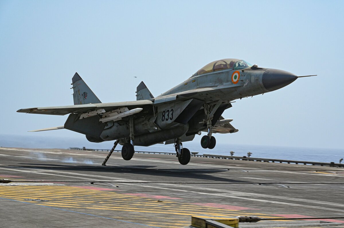 MiG-29K_of_INAS_303_The_Black_Panthers_landing_on_INS_Vikrant