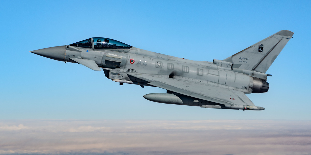 AFCENT_tanker_refuels_Eurofighter_Typhoons_over_USCENTCOM_AOR_(8875971)