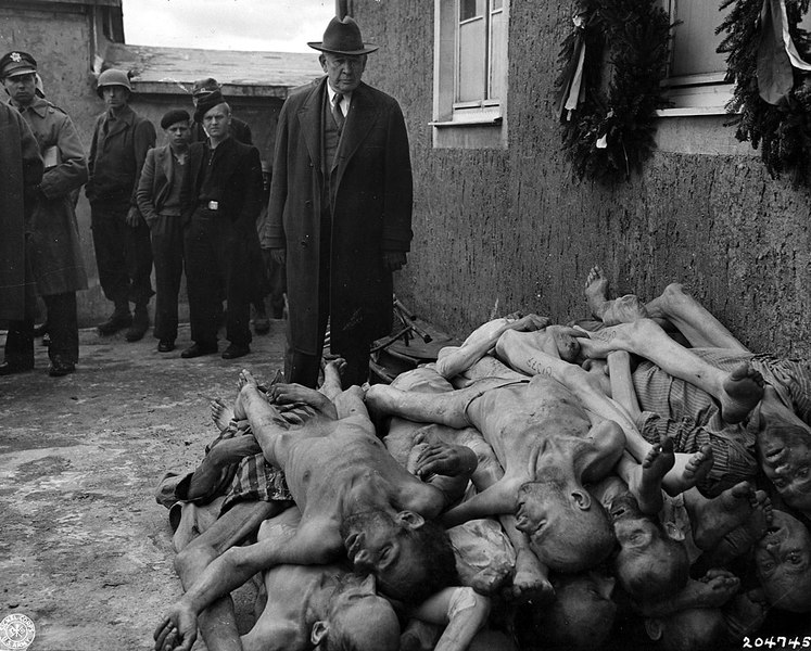 Mrtvá těla objevená po osvobození tábora v dubnu 1945
