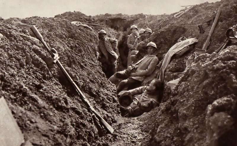 eští dobrovolníci pochodového pluku Cizinecké legie v zákopech na frontě roku 1916. Foto archiv VHÚ.