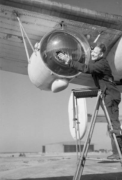 Leigh Light, speciální pátrací světlomet pro protiponorková letadla, zavěšený pod křídlem Liberatoru  B-24